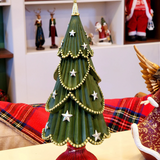 Árvore decorativa com estrelas em resina verde e vermelha 40cm
