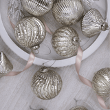 Conjunto de enfeites de vidro Silver Accents (pacote com 12)