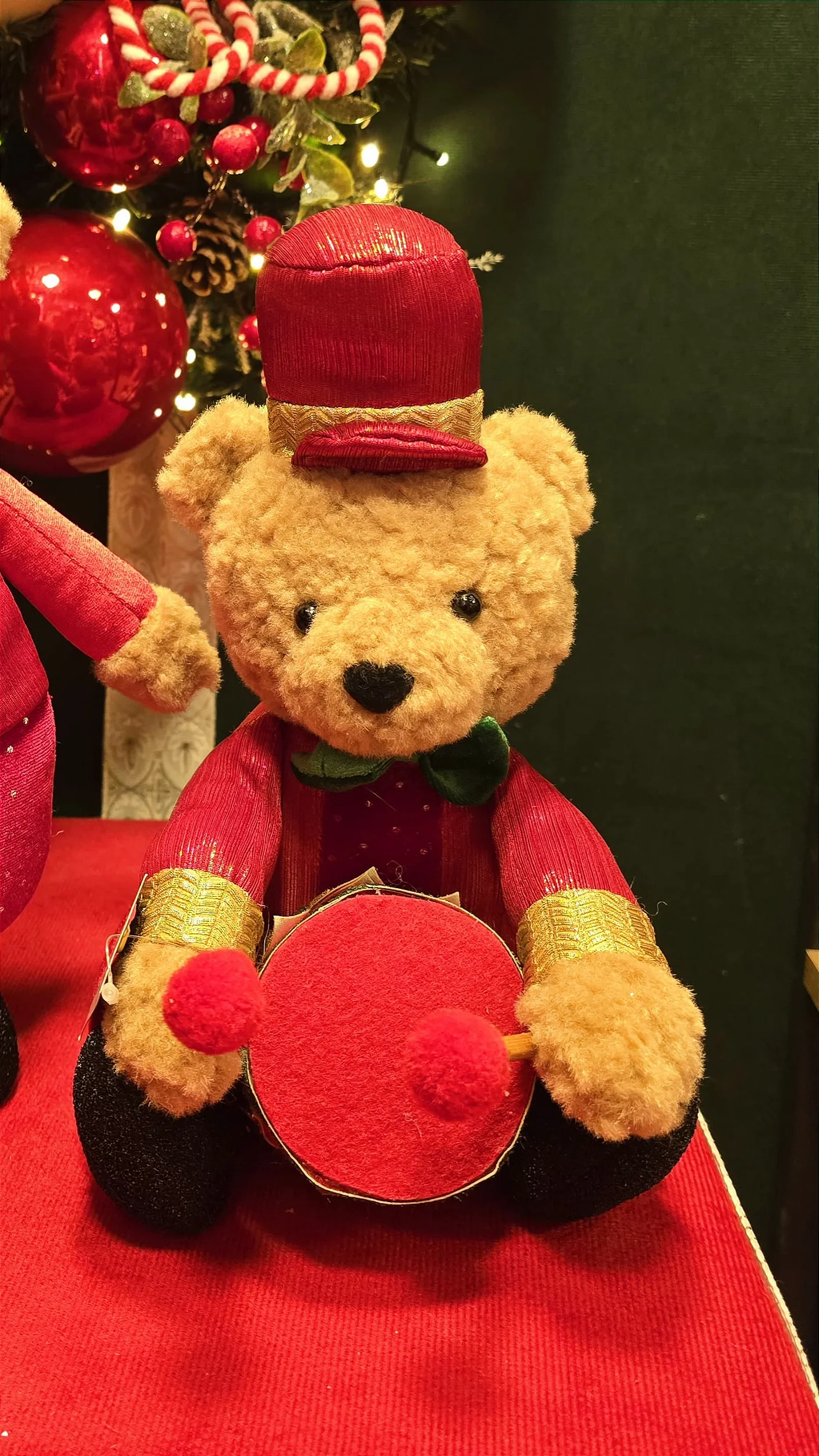 Urso com tambor vermelho 26cm