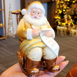 Papai Noel com presentes na cadeira de balanço 15cm