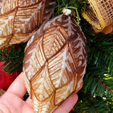Pendente ornamento vidro soprado pino marrom 14cm
