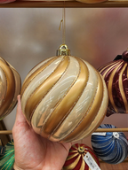 Bola decorada ouro espiral com perola 15cm