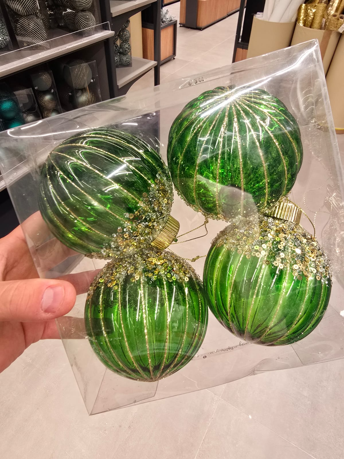 Bola decorada Verde com Ouro 10cm 4 unidades