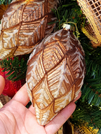 Pendente ornamento vidro soprado pino marrom 14cm