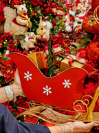 Rena com treno decorativo em metal dourado e vermelho 69,6cm