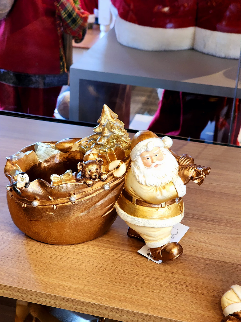 Papai Noel com presentes dourado e branco 17cm