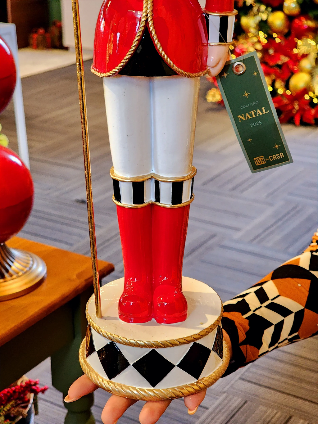 Soldadinho de chumbo em resina luxo vermelho, branco e preto 48cm