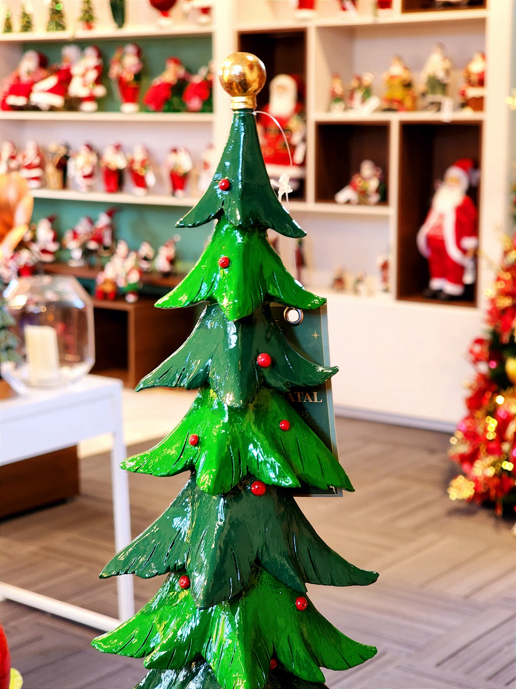 Árvore em resina com bola na base 43cm