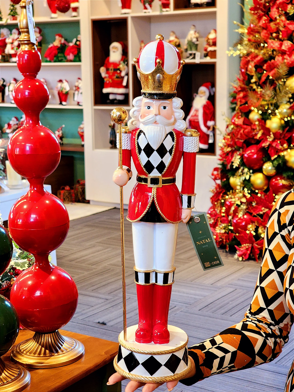 Soldadinho de chumbo em resina luxo vermelho, branco e preto 48cm