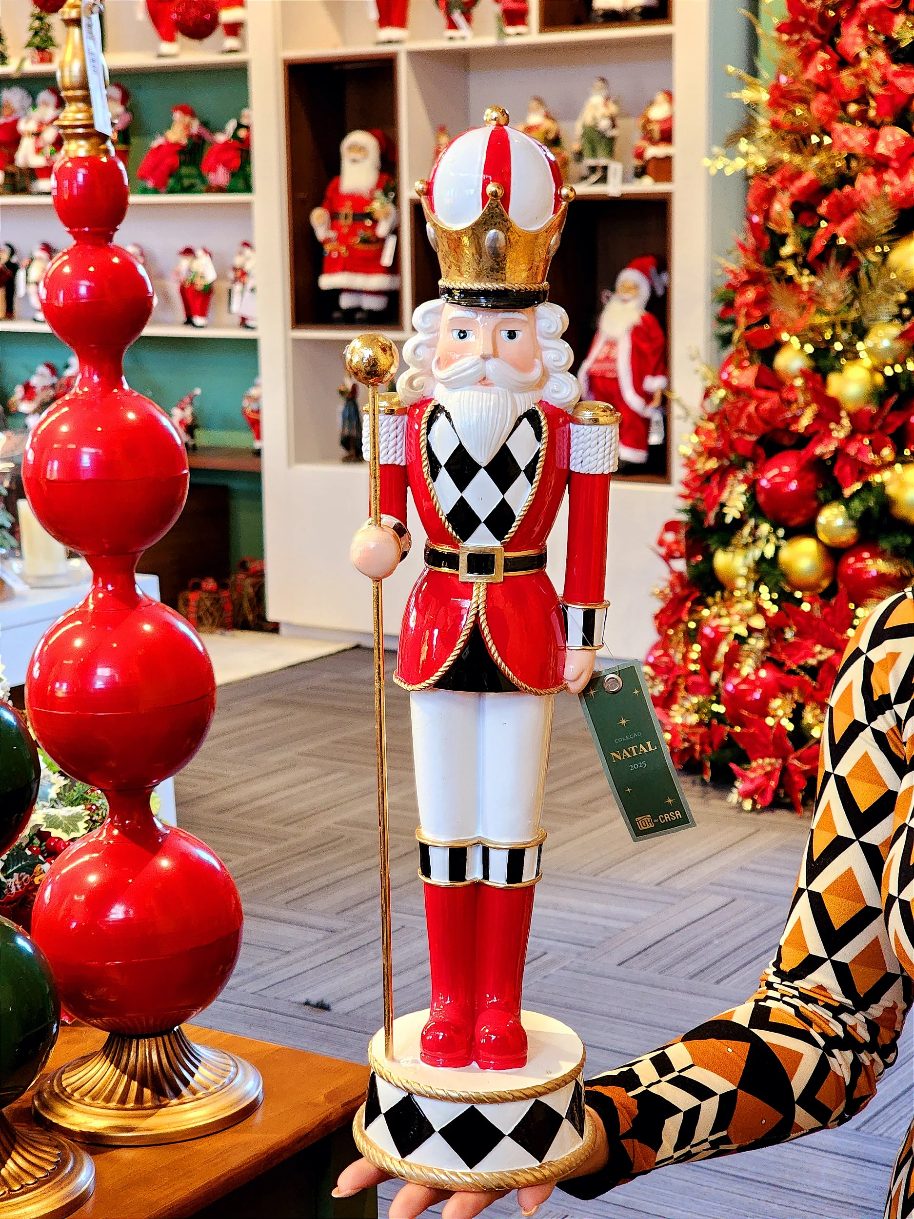 Soldadinho de chumbo em resina luxo vermelho, branco e preto 48cm