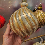 Bola decorada ouro pino espiral com perola 23cm